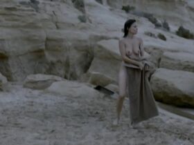 Елена Анайя голая – Вдали от моря (2015)