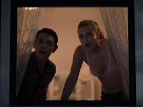 Лили Рейнхарт секси – Ривердэйл s01e01 (2017)