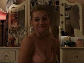 Лили Рейнхарт секси – Ривердэйл s01e01 (2017) #2