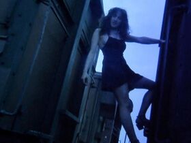 Натали Карсенти голая – Сиротки-вампиры (1997) #3