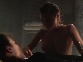 Келли Карлсон голая – Звездный десант 2: Герой федерации (2004)