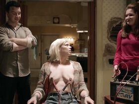 Шанола Хэмптон голая, Эмили Бергл голая – Бесстыдник s05e11 (2015) #3