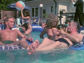 Синтия Томпсон голая, Мишель Бауэр голая – Девчонка-сорванец (1985) #2