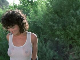 Бетси Расселл голая – Девчонка-сорванец (1985) #1