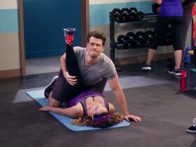 Келли Брук секси – Одно большое счастье s01e03 (2015)