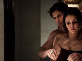 Нина Добрев секси – Дневники вампира s06e18 (2015)