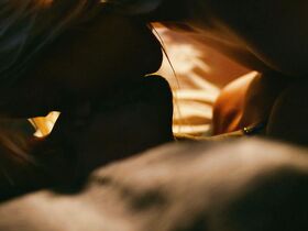 Марго Робби голая, Даниэлла Шорт голая – Фокус (2015)