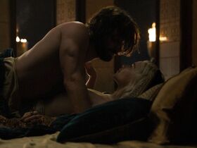 Эмилия Кларк секси – Игра престолов s05e07 (2015)