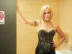 Мэри-Луиз Паркер секси – Плохое поведение (2014)