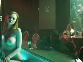 Кэрри МакЛэйн голая, Мерси Мэлик голая – Плохое поведение (2014)