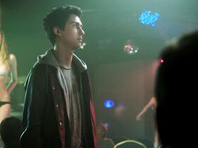 Кэрри МакЛэйн голая, Мерси Мэлик голая – Плохое поведение (2014) #2