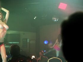 Кэрри МакЛэйн голая, Мерси Мэлик голая – Плохое поведение (2014) #3