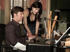 Александра Даддарио секси – Родители s03e08 (2011)