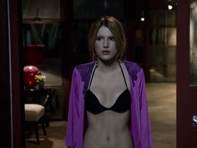 Белла Торн секси – Крик s01e01 (2015) #2