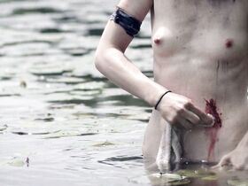 Люси Уолтерс голая – Тут одна (2016)