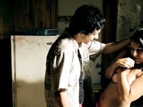 Каролина Эскобар голая – Спрятанный в лесу (2012) #3