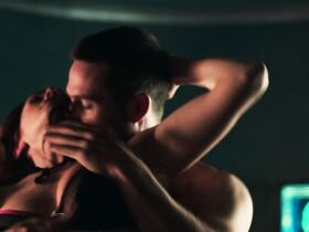 Сара Пауэр секси – Киллджойс s01e05 (2015)