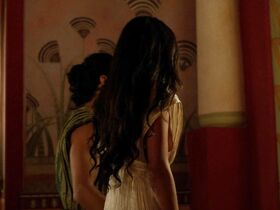 Сибилла Дин голая, Кайли Банбери секси – Тут s01e01 (2015) #3