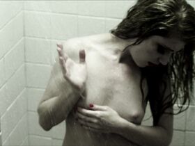 Эмили Крайтон голая – Девочки бикини на льду (2013)