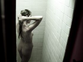 Эмили Крайтон голая – Девочки бикини на льду (2013) #2