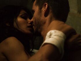 Фрида Пинто голая – Шальное ранение (2015) #1