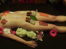 Кристал Ло голая, Марла Малкольм голая – Плюс один (2013)