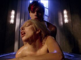 Леди Гага голая – Американская история ужасов s05e02 (2015)