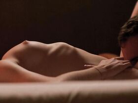 Фрейя Мавор голая – Дама в очках и с ружьем в автомобиле (2015)