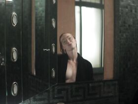 Фрейя Мавор голая – Дама в очках и с ружьем в автомобиле (2015) #2