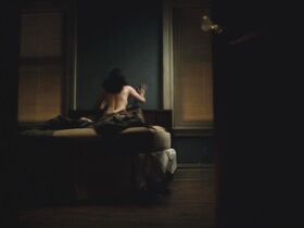 Кристен Риттер секси – Джессика Джонс s01e03 (2015) #3