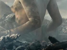 Люси Лоулесс голая – Эш против Зловещих мертвецов s01e07 (2015) #3