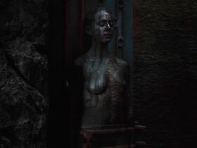 Изабель Лукас голая, Фрида Пинто голая – Война Богов: Бессмертные (2011)