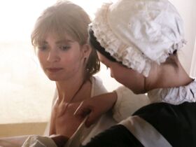 Лили Джеймс голая, Таппенс Мидлтон голая – Война и мир s01e01 (2016) #3