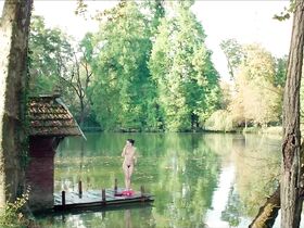 Натали Кардон голая, Эмманюэль Сенье голая, Матильда Сенье голая, Кристин Паскаль голая, Ноэлла Дюссар голая, Жанна Савари голая – Улыбка (1994) #2