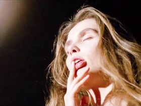 Натали Кардон голая, Эмманюэль Сенье голая, Матильда Сенье голая, Кристин Паскаль голая, Ноэлла Дюссар голая, Жанна Савари голая – Улыбка (1994) #25