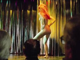 Натали Кардон голая, Эмманюэль Сенье голая, Матильда Сенье голая, Кристин Паскаль голая, Ноэлла Дюссар голая, Жанна Савари голая – Улыбка (1994) #5