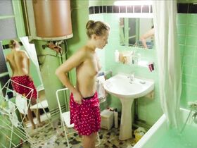 Натали Кардон голая, Эмманюэль Сенье голая, Матильда Сенье голая, Кристин Паскаль голая, Ноэлла Дюссар голая, Жанна Савари голая – Улыбка (1994) #9