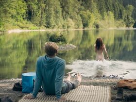 Надя Саберски голая – Daheim in den Bergen s01e01 (2018)