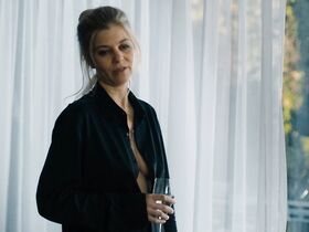 Хильде Далик голая – Дамочки-мещанки s01e47 (2018) #8