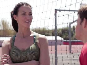 Линда Харди секси – Завтрашний день — наш (2018) #4