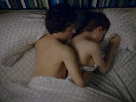 Гиллиан Джейкобс секси – Любовь s01e01-07 (2016) #3